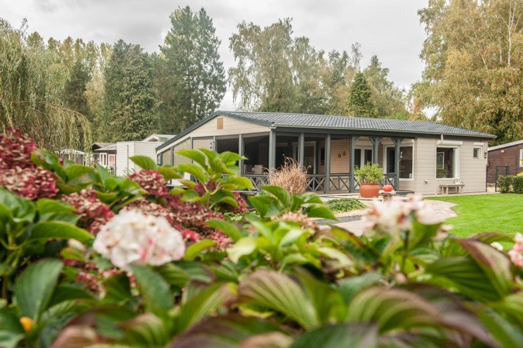 Prachtige Chalet Wabi Sabi Aan Het Water! Geel Exterior photo